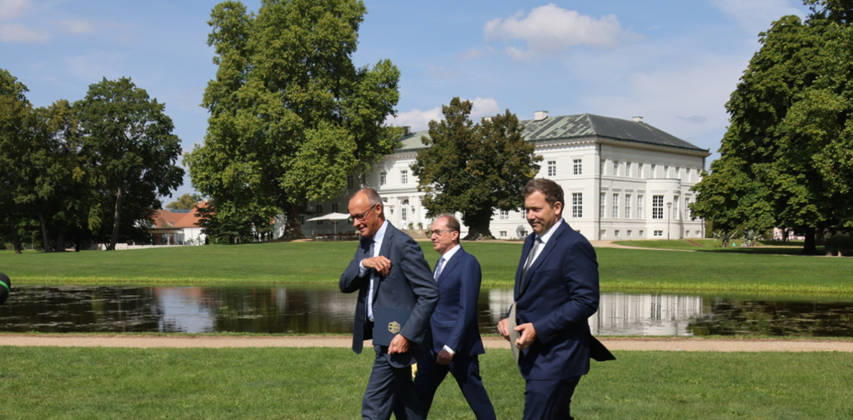 Bundeskabinett Klausur Neuhardenberg und Cola Yero26.08.2026, Germany, Bradenburg, Schloss Neuhardenberg, Neuhardenberg, Bundesregierung, Kabinettsklausur auf Schloss Neuhardenberg mit Bundeskanzler Friedrich Merz Pressekonferenz , mit Lars Klingbeil SPD und Alexander Dobrindt CSU Neuhardenberg Brandenburg Germany