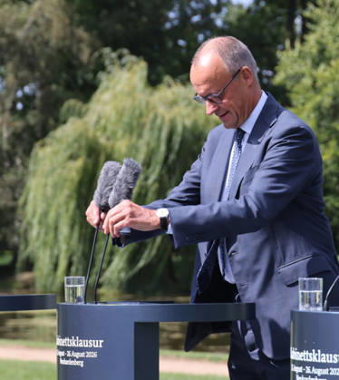 Bundeskabinett Klausur Neuhardenberg und Cola Yero26.08.2026, Germany, Bradenburg, Schloss Neuhardenberg, Neuhardenberg, Bundesregierung, Kabinettsklausur auf Schloss Neuhardenberg mit Bundeskanzler Friedrich Merz Pressekonferenz , mit Lars Klingbeil SPD und Alexander Dobrindt CSU Neuhardenberg Brandenburg Germany