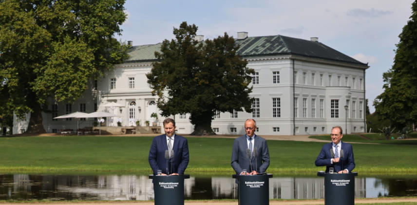 Bundeskabinett Klausur Neuhardenberg und Cola Yero26.08.2026, Germany, Bradenburg, Schloss Neuhardenberg, Neuhardenberg, Bundesregierung, Kabinettsklausur auf Schloss Neuhardenberg mit Bundeskanzler Friedrich Merz Pressekonferenz , mit Lars Klingbeil SPD und Alexander Dobrindt CSU Neuhardenberg Brandenburg Germany