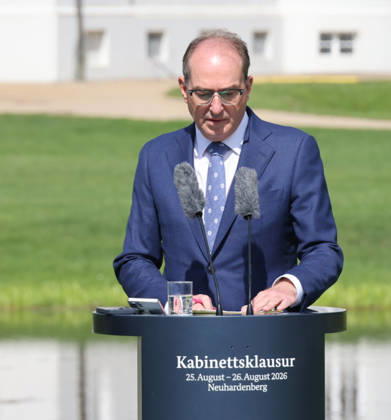 Bundeskabinett Klausur Neuhardenberg und Cola Yero26.08.2026, Germany, Bradenburg, Schloss Neuhardenberg, Neuhardenberg, Bundesregierung, Kabinettsklausur auf Schloss Neuhardenberg mit Bundeskanzler Friedrich Merz Pressekonferenz , mit Lars Klingbeil SPD und Alexander Dobrindt CSU Neuhardenberg Brandenburg Germany