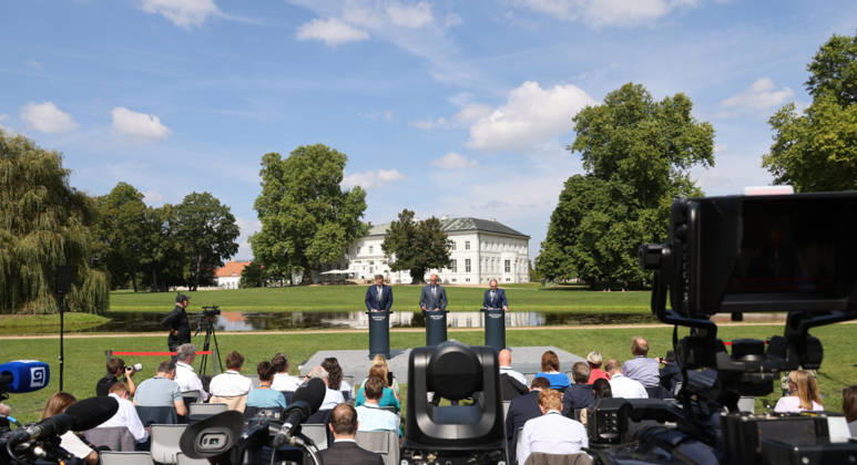 Bundeskabinett Klausur Neuhardenberg und Cola Yero26.08.2026, Germany, Bradenburg, Schloss Neuhardenberg, Neuhardenberg, Bundesregierung, Kabinettsklausur auf Schloss Neuhardenberg mit Bundeskanzler Friedrich Merz Pressekonferenz , mit Lars Klingbeil SPD und Alexander Dobrindt CSU Neuhardenberg Brandenburg Germany