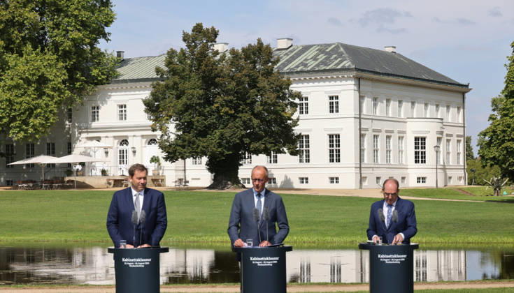 Bundeskabinett Klausur Neuhardenberg und Cola Yero26.08.2026, Germany, Bradenburg, Schloss Neuhardenberg, Neuhardenberg, Bundesregierung, Kabinettsklausur auf Schloss Neuhardenberg mit Bundeskanzler Friedrich Merz Pressekonferenz , mit Lars Klingbeil SPD und Alexander Dobrindt CSU Neuhardenberg Brandenburg Germany