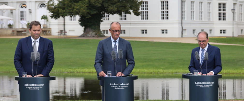 Bundeskabinett Klausur Neuhardenberg und Cola Yero26.08.2026, Germany, Bradenburg, Schloss Neuhardenberg, Neuhardenberg, Bundesregierung, Kabinettsklausur auf Schloss Neuhardenberg mit Bundeskanzler Friedrich Merz Pressekonferenz , mit Lars Klingbeil SPD und Alexander Dobrindt CSU Neuhardenberg Brandenburg Germany