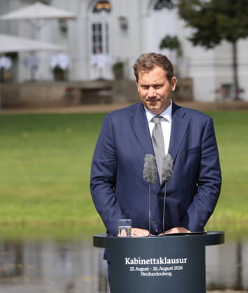 Bundeskabinett Klausur Neuhardenberg und Cola Yero26.08.2026, Germany, Bradenburg, Schloss Neuhardenberg, Neuhardenberg, Bundesregierung, Kabinettsklausur auf Schloss Neuhardenberg mit Bundeskanzler Friedrich Merz Pressekonferenz , mit Lars Klingbeil SPD und Alexander Dobrindt CSU Neuhardenberg Brandenburg Germany
