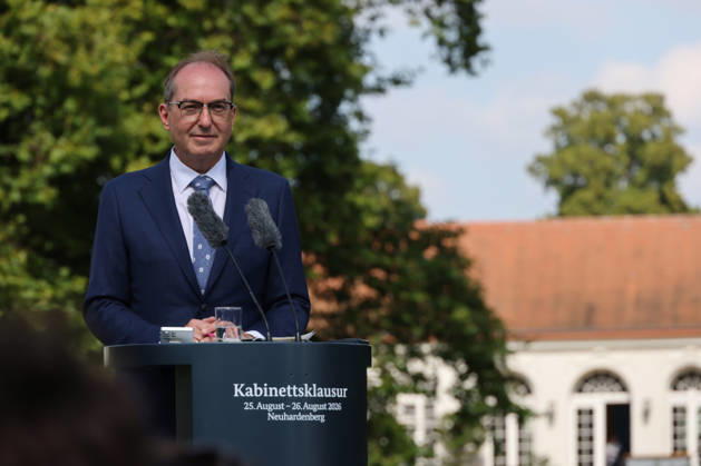 Bundeskabinett Klausur Neuhardenberg und Cola Yero26.08.2026, Germany, Bradenburg, Schloss Neuhardenberg, Neuhardenberg, Bundesregierung, Kabinettsklausur auf Schloss Neuhardenberg mit Bundeskanzler Friedrich Merz Pressekonferenz , mit Lars Klingbeil SPD und Alexander Dobrindt CSU Neuhardenberg Brandenburg Germany