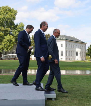 Bundeskabinett Klausur Neuhardenberg und Cola Yero26.08.2026, Germany, Bradenburg, Schloss Neuhardenberg, Neuhardenberg, Bundesregierung, Kabinettsklausur auf Schloss Neuhardenberg mit Bundeskanzler Friedrich Merz Pressekonferenz , mit Lars Klingbeil SPD und Alexander Dobrindt CSU Neuhardenberg Brandenburg Germany
