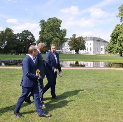 Bundeskabinett Klausur Neuhardenberg und Cola Yero26.08.2026, Germany, Bradenburg, Schloss Neuhardenberg, Neuhardenberg, Bundesregierung, Kabinettsklausur auf Schloss Neuhardenberg mit Bundeskanzler Friedrich Merz Pressekonferenz , mit Lars Klingbeil SPD und Alexander Dobrindt CSU Neuhardenberg Brandenburg Germany