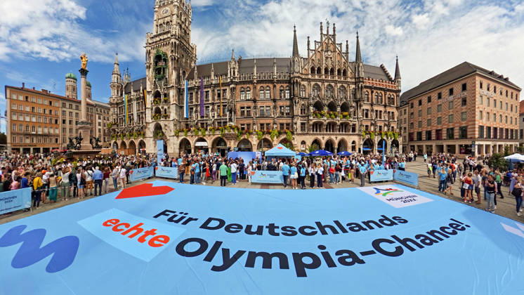 Für Deutschlaands echte Olympia-Chance! Münchner Olympia-Bewerbung mit Riesen-Banner, Marienplatz, München, 26. August 2026 Deutschland, München, 26. August 2026, Für Deutschlaands echte Olympia-Chance! Münchner Olympia-Bewerbung mit 20 x 10 Mweter großem Banner, Marienplatz, Panorama, Countdown zur Entscheidung des Deutschen Olympischen Sportbunds, in genau einem Monat, Bayern