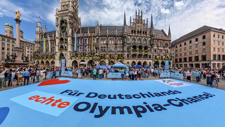 Für Deutschlaands echte Olympia-Chance! Münchner Olympia-Bewerbung mit Riesen-Banner, Marienplatz, München, 26. August 2026 Deutschland, München, 26. August 2026, Für Deutschlaands echte Olympia-Chance! Münchner Olympia-Bewerbung mit 20 x 10 Mweter großem Banner, Marienplatz, Panorama, Countdown zur Entscheidung des Deutschen Olympischen Sportbunds, in genau einem Monat, Bayern