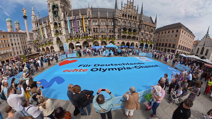 Für Deutschlaands echte Olympia-Chance! Münchner Olympia-Bewerbung mit Riesen-Banner, Marienplatz, München, 26. August 2026 Deutschland, München, 26. August 2026, Für Deutschlaands echte Olympia-Chance! Münchner Olympia-Bewerbung mit 20 x 10 Mweter großem Banner, Marienplatz, Panorama, Countdown zur Entscheidung des Deutschen Olympischen Sportbunds, in genau einem Monat, Bayern