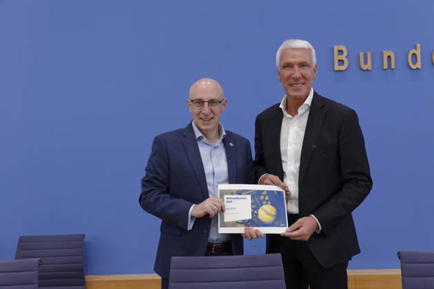 Wirtschaftsschutzstudie 2026 2026-08-26 Deutschland, Berlin Bundespressekonferenz: Bitkom-Präsident Dr. Ralf Wintergerst (r.) und der Präsident des Bundesamts für Verfassungsschutz (BfV), Sinan Selen, stellen die Wirtschaftsschutzstudie 2026 vor.