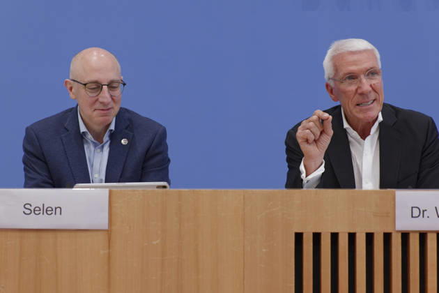 Wirtschaftsschutzstudie 2026 2026-08-26 Deutschland, Berlin Bundespressekonferenz: Bitkom-Präsident Dr. Ralf Wintergerst (r.) und der Präsident des Bundesamts für Verfassungsschutz (BfV), Sinan Selen, stellen die Wirtschaftsschutzstudie 2026 vor.