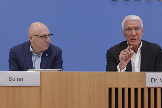 Wirtschaftsschutzstudie 2026 2026-08-26 Deutschland, Berlin Bundespressekonferenz: Bitkom-Präsident Dr. Ralf Wintergerst (r.) und der Präsident des Bundesamts für Verfassungsschutz (BfV), Sinan Selen, stellen die Wirtschaftsschutzstudie 2026 vor.