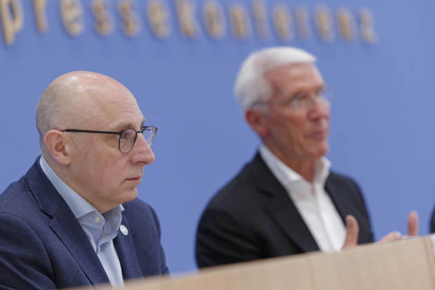 Wirtschaftsschutzstudie 2026 2026-08-26 Deutschland, Berlin Bundespressekonferenz: Bitkom-Präsident Dr. Ralf Wintergerst (r.) und der Präsident des Bundesamts für Verfassungsschutz (BfV), Sinan Selen, stellen die Wirtschaftsschutzstudie 2026 vor.