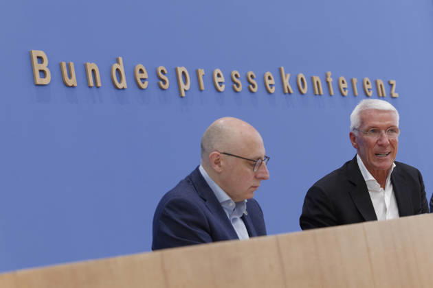 Wirtschaftsschutzstudie 2026 2026-08-26 Deutschland, Berlin Bundespressekonferenz: Bitkom-Präsident Dr. Ralf Wintergerst (r.) und der Präsident des Bundesamts für Verfassungsschutz (BfV), Sinan Selen, stellen die Wirtschaftsschutzstudie 2026 vor.
