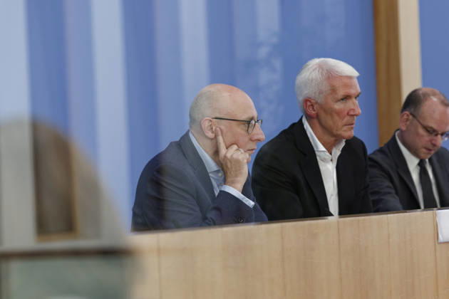 Wirtschaftsschutzstudie 2026 2026-08-26 Deutschland, Berlin Bundespressekonferenz: Bitkom-Präsident Dr. Ralf Wintergerst (r.) und der Präsident des Bundesamts für Verfassungsschutz (BfV), Sinan Selen, stellen die Wirtschaftsschutzstudie 2026 vor.