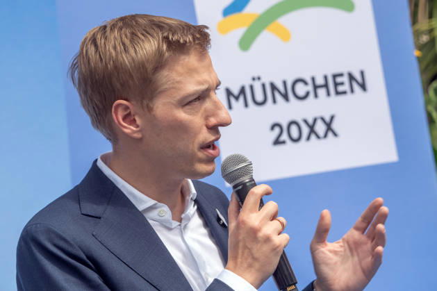 Dominik Krause, Müchner Oberbürgermeister, Münchner Olympia-Bewerbung, Countdown läuft, Marienplatz, München, 26. August 2026 Deutschland, München, 26. August 2026, Dominik Krause, Müchner Oberbürgermeister, Münchner Olympia-Bewerbung mit drei Meter hohem Riesen-Dackel (nicht im Foto), Marienplatz, Countdown zur Entscheidung des Deutschen Olympischen Sportbunds, in genau einem Monat, Bayern