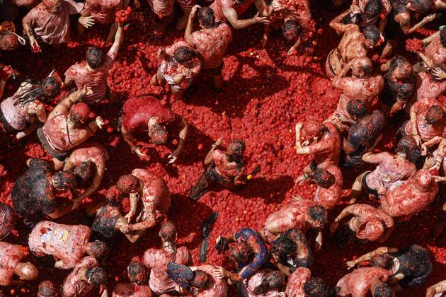Celebration of La Tomatina in Bunol, Valencia, 2026 Several participants in the La Tomatina festival in Bunol celebrate during the event on August 26, 2026, in Bunol, Valencia, Valencian Community, Spain. La Tomatina is always held on the last Wednesday of August, as part of Bunol’s festival week, and involves participants throwing tomatoes at one another. Seven trucks were needed to transport the 150,000 kilos of tomatoes that were thrown in this unique battle, which this year celebrates its 79th anniversary. AUGUST 26, 2026 FESTIVAL TRADITION CULTURE Bunol, Valencia, Valencian Community Bunol, Valencia, Valencian Community, Spain Copyright: xRoberxSolsonax 7732787