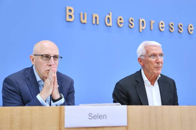 Berlin, Deutschland, 26.08.2026: Bundespressekonferenz: Vorstellung der Wirtschaftsschutzstudie 2026: Sinan Selen, Vizepräsident des Bundesamtes für Verfassungsschutz (BfV) und Ralf Wintergerst, Bitkom-Präsident Copyright: xdtsxNachrichtenagenturx dts_131160