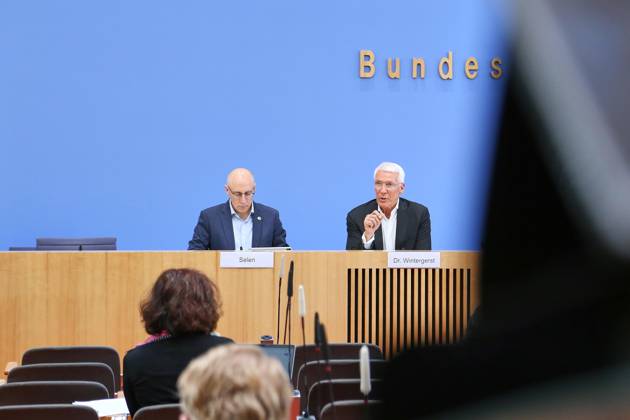 Berlin, Deutschland, 26.08.2026: Bundespressekonferenz: Vorstellung der Wirtschaftsschutzstudie 2026: Sinan Selen, Vizepräsident des Bundesamtes für Verfassungsschutz (BfV) und Ralf Wintergerst, Bitkom-Präsident Copyright: xdtsxNachrichtenagenturx dts_131165