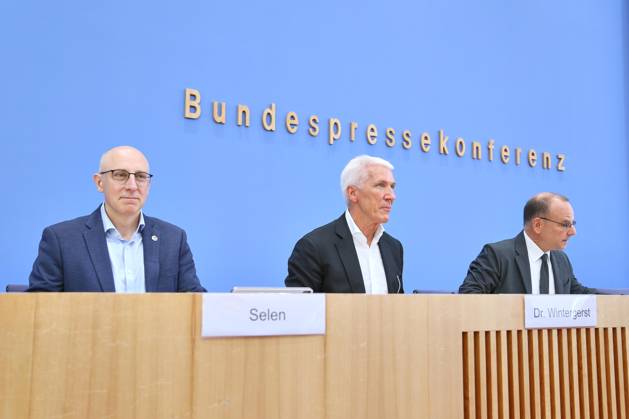 Berlin, Deutschland, 26.08.2026: Bundespressekonferenz: Vorstellung der Wirtschaftsschutzstudie 2026: Sinan Selen, Vizepräsident des Bundesamtes für Verfassungsschutz (BfV) und Ralf Wintergerst, Bitkom-Präsident und Tim Szent-Ivanyi (BPK) Copyright: xdtsxNachrichtenagenturx dts_131174