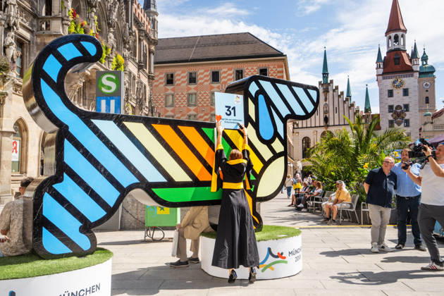 Münchner Kindl Sina Hochreiter mit Schild: 31 Tage bis zur nationalen Entscheidung und Riesen-Dackel, Münchner Olympia-Bewerbung mit Riesen-Dackel, Marienplatz, München, 26. August 2026 Deutschland, München, 26. August 2026, Münchner Kindl Sina Hochreiter, 27, mit Schild: 31 Tage bis zur nationalen Entscheidung, Münchner Olympia-Bewerbung mit drei Meter hohem Riesen-Dackel, Marienplatz, Countdown bis zur Entscheidung des Deutschen Olympischen Sportbunds, in genau einem Monat, Bayern