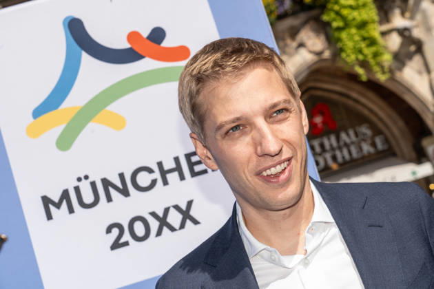 Dominik Krause, Müchner Oberbürgermeister, schaut optimistisch auf die Münchner Olympia-Bewerbung, Marienplatz, München, 26. August 2026 Deutschland, München, 26. August 2026, Dominik Krause, Müchner Oberbürgermeister, schaut optimistisch auf die Münchner Olympia-Bewerbung Marienplatz, Countdown zur Entscheidung des Deutschen Olympischen Sportbunds, in genau einem Monat, Bayern