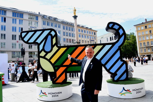 Dr Christian Scharpf Wirtschaftsreferent vor Olympia Waldi Muenchen 26.08.2026 Marienplatz vor Symbol Olympia Waldi Oberbürgermeister Dominik Krause Wirtschaftsreferent Dr. Christian Scharpf geben gemeinsam mit Wolfram Hatz, Präsident der Bayerischen Wirtschaft, und dem IHK-Regionalausschuss-den David Boppert als Vertretern des Bündnisses PRO Olympia den schuss für den Countdown zur Entscheidung des Deutschen Sportbunds, welcher Kandidat für Deutschland ins internationale um die Austragung der Olympischen und Paralympischen Sommerspiele ab 2036 geht. Foto Muenchen