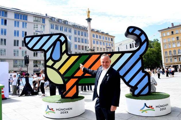 Dr Christian Scharpf Wirtschaftsreferent vor Olympia Waldi Muenchen 26.08.2026 Marienplatz vor Symbol Olympia Waldi Oberbürgermeister Dominik Krause Wirtschaftsreferent Dr. Christian Scharpf geben gemeinsam mit Wolfram Hatz, Präsident der Bayerischen Wirtschaft, und dem IHK-Regionalausschuss-den David Boppert als Vertretern des Bündnisses PRO Olympia den schuss für den Countdown zur Entscheidung des Deutschen Sportbunds, welcher Kandidat für Deutschland ins internationale um die Austragung der Olympischen und Paralympischen Sommerspiele ab 2036 geht. Foto Muenchen