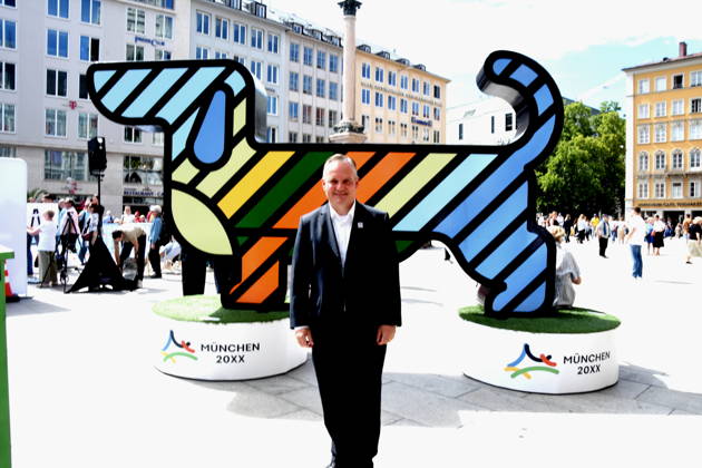 Dr Christian Scharpf Wirtschaftsreferent vor Olympia Waldi Muenchen 26.08.2026 Marienplatz vor Symbol Olympia Waldi Oberbürgermeister Dominik Krause Wirtschaftsreferent Dr. Christian Scharpf geben gemeinsam mit Wolfram Hatz, Präsident der Bayerischen Wirtschaft, und dem IHK-Regionalausschuss-den David Boppert als Vertretern des Bündnisses PRO Olympia den schuss für den Countdown zur Entscheidung des Deutschen Sportbunds, welcher Kandidat für Deutschland ins internationale um die Austragung der Olympischen und Paralympischen Sommerspiele ab 2036 geht. Foto Muenchen