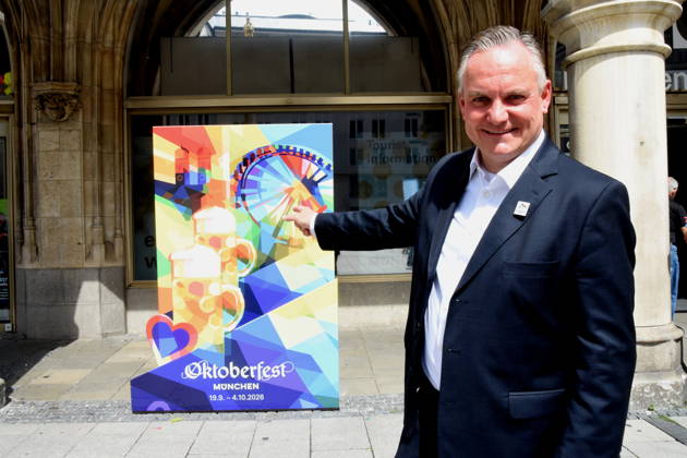 Dr Christian Scharpf Wirtschaftsreferent vor Oktoberfest 2026 Plakat Muenchen 26.08.2026 Marienplatz vor Symbol Olympia Waldi Oberbürgermeister Dominik Krause Wirtschaftsreferent Dr. Christian Scharpf geben gemeinsam mit Wolfram Hatz, Präsident der Vereinigung der Bayerischen Wirtschaft, und dem IHK-Regionalausschuss-den David Boppert als Vertretern des Bündnisses PRO Olympia den schuss für den Countdown zur Entscheidung des Deutschen Sportbunds, welcher Kandidat für Deutschland ins internationale um die Austragung der Olympischen und Paralympischen Sommerspiele ab 2036 geht. Foto Muenchen