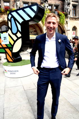 Dominik Krause Oberbuergermeister Muenchen vor Olympia Waldi Muenchen 26.08.2026 Marienplatz vor Symbol Olympia Waldi Oberbürgermeister Dominik Krause Wirtschaftsreferent Dr. Christian Scharpf geben gemeinsam mit Wolfram Hatz, Präsident der Vereinigung der Bayerischen Wirtschaft, und dem IHK-Regionalausschuss-den David Boppert als Vertretern des Bündnisses PRO Olympia den schuss für den Countdown zur Entscheidung des Deutschen Sportbunds, welcher Kandidat für Deutschland ins internationale um die Austragung der Olympischen und Paralympischen Sommerspiele ab 2036 geht. Foto Muenchen