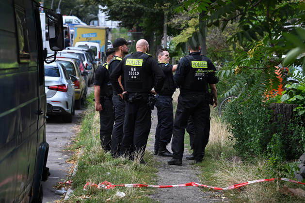 WWII bomb discovered in Berlin BERLIN, GERMANY - AUGUST 26: Police officers are seen near the Neukoelln Ship Canal, where an unexploded World War II bomb was discovered during construction work in Berlin, Germany, on August 26, 2026. The bomb is due to be defused later in the day, and the exclusion zone may be extended, potentially affecting residential buildings, schools, daycare centres and a nursing home. Volodymyr Sindieiev Anadolu Berlin Germany. Editorial use only. Please get in touch for any other usage.  Copyright: x2026xAnadoluxVolodymyrxSindieievx