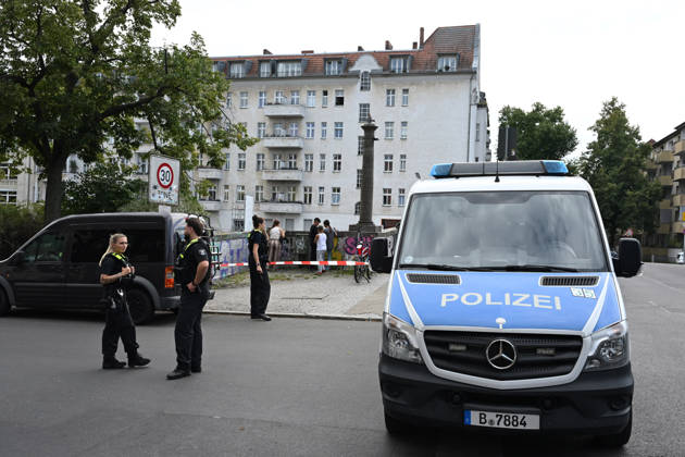 WWII bomb discovered in Berlin BERLIN, GERMANY - AUGUST 26: Police officers are seen near the Neukoelln Ship Canal, where an unexploded World War II bomb was discovered during construction work in Berlin, Germany, on August 26, 2026. The bomb is due to be defused later in the day, and the exclusion zone may be extended, potentially affecting residential buildings, schools, daycare centres and a nursing home. Volodymyr Sindieiev Anadolu Berlin Germany. Editorial use only. Please get in touch for any other usage.  Copyright: x2026xAnadoluxVolodymyrxSindieievx