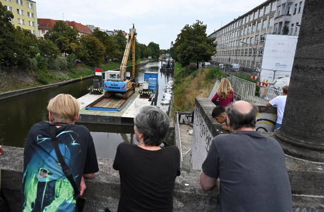 WWII bomb discovered in Berlin BERLIN, GERMANY - AUGUST 26: Police officers are seen near the Neukoelln Ship Canal, where an unexploded World War II bomb was discovered during construction work in Berlin, Germany, on August 26, 2026. The bomb is due to be defused later in the day, and the exclusion zone may be extended, potentially affecting residential buildings, schools, daycare centres and a nursing home. Volodymyr Sindieiev Anadolu Berlin Germany. Editorial use only. Please get in touch for any other usage.  Copyright: x2026xAnadoluxVolodymyrxSindieievx