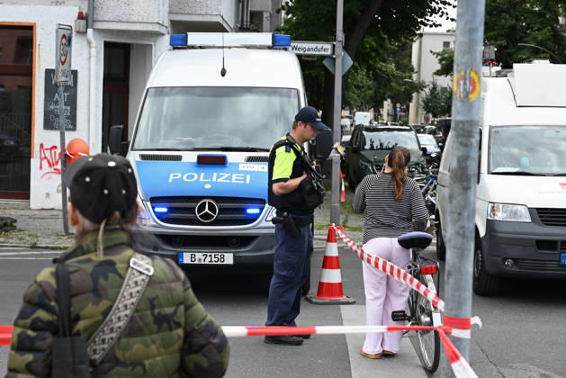 WWII bomb discovered in Berlin BERLIN, GERMANY - AUGUST 26: Police officers are seen near the Neukoelln Ship Canal, where an unexploded World War II bomb was discovered during construction work in Berlin, Germany, on August 26, 2026. The bomb is due to be defused later in the day, and the exclusion zone may be extended, potentially affecting residential buildings, schools, daycare centres and a nursing home. Volodymyr Sindieiev Anadolu Berlin Germany. Editorial use only. Please get in touch for any other usage.  Copyright: x2026xAnadoluxVolodymyrxSindieievx