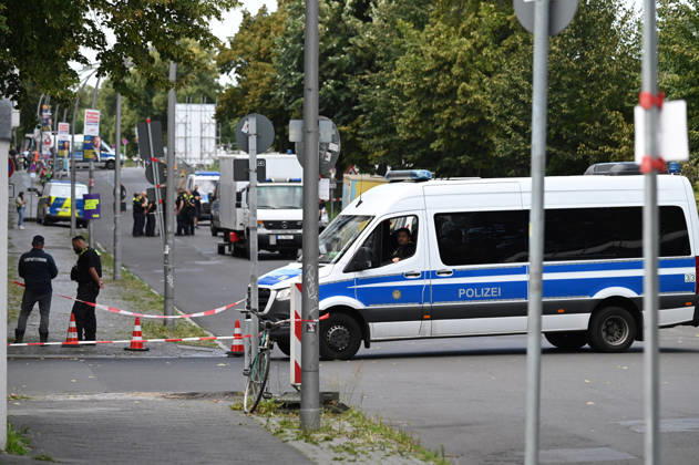WWII bomb discovered in Berlin BERLIN, GERMANY - AUGUST 26: Police officers are seen near the Neukoelln Ship Canal, where an unexploded World War II bomb was discovered during construction work in Berlin, Germany, on August 26, 2026. The bomb is due to be defused later in the day, and the exclusion zone may be extended, potentially affecting residential buildings, schools, daycare centres and a nursing home. Volodymyr Sindieiev Anadolu Berlin Germany. Editorial use only. Please get in touch for any other usage.  Copyright: x2026xAnadoluxVolodymyrxSindieievx