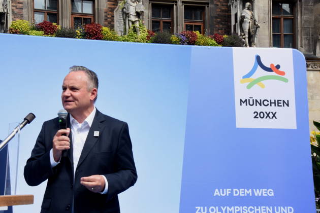 Dr Christian Scharpf Wirtschaftsreferent Muenchen 26.08.2026 Marienplatz vor Symbol Olympia Waldi Oberbürgermeister Dominik Krause Wirtschaftsreferent Dr. Christian Scharpf geben gemeinsam mit Wolfram Hatz, Präsident der Vereinigung der Bayerischen Wirtschaft, und dem IHK-Regionalausschuss-den David Boppert als Vertretern des Bündnisses PRO Olympia den schuss für den Countdown zur Entscheidung des Deutschen Sportbunds, welcher Kandidat für Deutschland ins internationale um die Austragung der Olympischen und Paralympischen Sommerspiele ab 2036 geht. Foto Muenchen