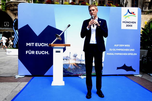 Dominik Krause Oberbuergermeister Muenchen Muenchen 26.08.2026 Marienplatz vor Symbol Olympia Waldi Oberbürgermeister Dominik Krause Wirtschaftsreferent Dr. Christian Scharpf geben gemeinsam mit Wolfram Hatz, Präsident der Vereinigung der Bayerischen Wirtschaft, und dem IHK-Regionalausschuss-den David Boppert als Vertretern des Bündnisses PRO Olympia den schuss für den Countdown zur Entscheidung des Deutschen Sportbunds, welcher Kandidat für Deutschland ins internationale um die Austragung der Olympischen und Paralympischen Sommerspiele ab 2036 geht. Foto Muenchen