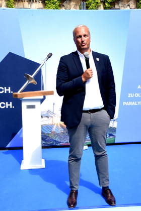 HK-Regionalausschuss-den David Boppert als Vertretern des Bündnisses PRO Olympia Muenchen 26.08.2026 Marienplatz vor Symbol Olympia Waldi Oberbürgermeister Dominik Krause Wirtschaftsreferent Dr. Christian Scharpf geben gemeinsam mit Wolfram Hatz, Präsident der Vereinigung der Bayerischen Wirtschaft, und dem IHK-Regionalausschuss-den David Boppert als Vertretern des Bündnisses PRO Olympia den schuss für den Countdown zur Entscheidung des Deutschen Sportbunds, welcher Kandidat für Deutschland ins internationale um die Austragung der Olympischen und Paralympischen Sommerspiele ab 2036 geht. Foto Muenchen