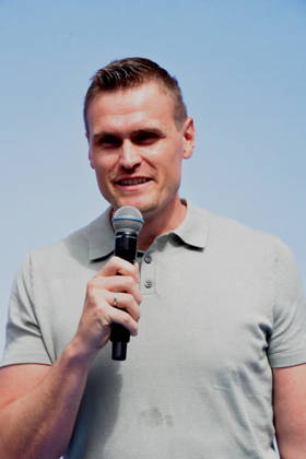 Hannes Ocik Deutschland Achter Ruderer Muenchen 26.08.2026 Marienplatz vor Symbol Olympia Waldi Oberbürgermeister Dominik Krause Wirtschaftsreferent Dr. Christian Scharpf geben gemeinsam mit Wolfram Hatz, Präsident der Vereinigung der Bayerischen Wirtschaft, und dem IHK-Regionalausschuss-den David Boppert als Vertretern des Bündnisses PRO Olympia den schuss für den Countdown zur Entscheidung des Deutschen Sportbunds, welcher Kandidat für Deutschland ins internationale um die Austragung der Olympischen und Paralympischen Sommerspiele ab 2036 geht. Foto Muenchen