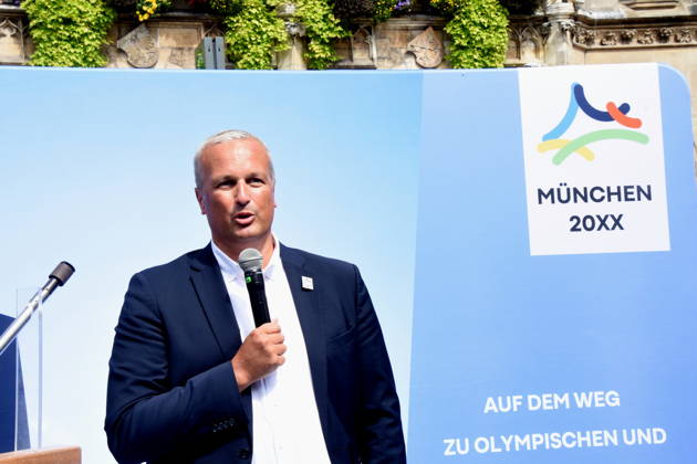 IHK-Regionalausschuss-den David Boppert als Vertretern des Bündnisses PRO Olympia Muenchen 26.08.2026 Marienplatz vor Symbol Olympia Waldi Oberbürgermeister Dominik Krause Wirtschaftsreferent Dr. Christian Scharpf geben gemeinsam mit Wolfram Hatz, Präsident der Vereinigung der Bayerischen Wirtschaft, und dem IHK-Regionalausschuss-den David Boppert als Vertretern des Bündnisses PRO Olympia den schuss für den Countdown zur Entscheidung des Deutschen Sportbunds, welcher Kandidat für Deutschland ins internationale um die Austragung der Olympischen und Paralympischen Sommerspiele ab 2036 geht. Foto Muenchen