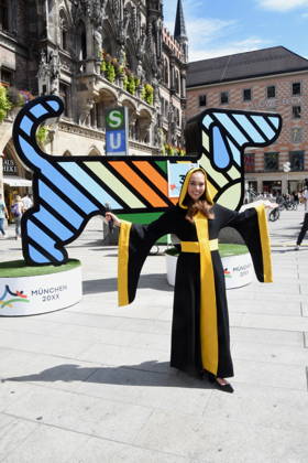 Sinah Hochreiter Muenchner Kindl Muenchen 26.08.2026 Marienplatz vor Symbol Olympia Waldi Oberbürgermeister Dominik Krause Wirtschaftsreferent Dr. Christian Scharpf geben gemeinsam mit Wolfram Hatz, Präsident der Vereinigung der Bayerischen Wirtschaft, und dem IHK-Regionalausschuss-den David Boppert als Vertretern des Bündnisses PRO Olympia den schuss für den Countdown zur Entscheidung des Deutschen Sportbunds, welcher Kandidat für Deutschland ins internationale um die Austragung der Olympischen und Paralympischen Sommerspiele ab 2036 geht. Foto Muenchen