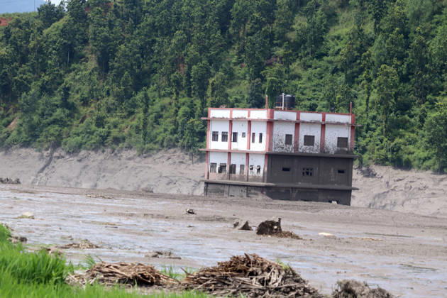 (260826) -- KATHMANDU, Aug. 26, 2026 -- This photo taken on Aug. 26, 2026 shows a damaged building after flash floods in Nuwakot District, Nepal. As many as 72 people have been found dead in the flash flood in the Bhote Koshi River in Nepal, police said. Abi Narayan Kafle, spokesperson of Nepal Police, confirmed to Xinhua, adding that 41 injured people have been receiving treatment in different hospitals. ( via Xinhua) (SpotNews) NEPAL-NUWAKOT-FLASH FLOODS-DEATH TOLL RSS 