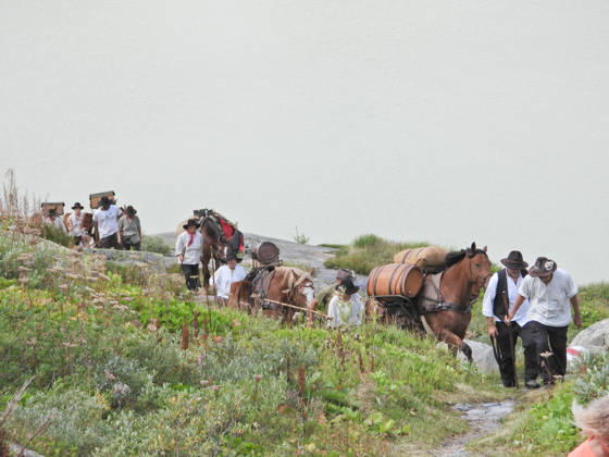23.08.2026 Schweiz Grimselpass Saeumerfest 23 Jahre Sprinz-Route von Sachseln nach Domodossola.4.Etappe Guttannen - Obergesteln. Bild Die Saeumer mit Pferden im Aufstieg zum Grimselpass.