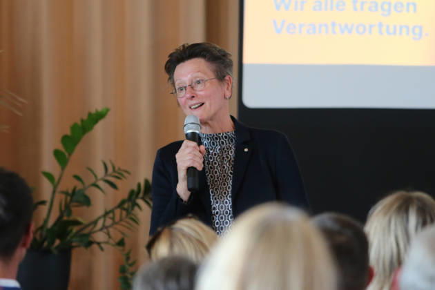 26.08.2026 Politik CDU Bürgerdialog mit Dr. Johann Wadephul, Sepp Müller und Dr. Anja Schneider Kornhaus Dessau Dr. Anja Schneider (CDU, MdL) stellt sich beim Bürgerdialog vor. Dessau-Roßlau Sachsen-Anhalt Deutschland