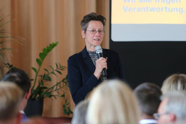 26.08.2026 Politik CDU Bürgerdialog mit Dr. Johann Wadephul, Sepp Müller und Dr. Anja Schneider Kornhaus Dessau Dr. Anja Schneider (CDU, MdL) stellt sich beim Bürgerdialog vor. Dessau-Roßlau Sachsen-Anhalt Deutschland
