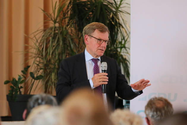 26.08.2026 Politik CDU Bürgerdialog mit Dr. Johann Wadephul, Sepp Müller und Dr. Anja Schneider Kornhaus Dessau Dr. Johann Wadephul (CDU, MdB, Bundesminister des Auswärtigen) während des Bürgerdialogs. Dessau-Roßlau Sachsen-Anhalt Deutschland