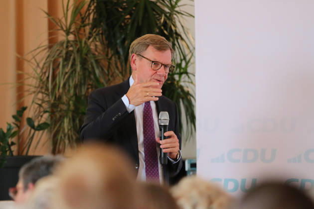 26.08.2026 Politik CDU Bürgerdialog mit Dr. Johann Wadephul, Sepp Müller und Dr. Anja Schneider Kornhaus Dessau Dr. Johann Wadephul (CDU, MdB, Bundesminister des Auswärtigen) während des Bürgerdialogs. Dessau-Roßlau Sachsen-Anhalt Deutschland