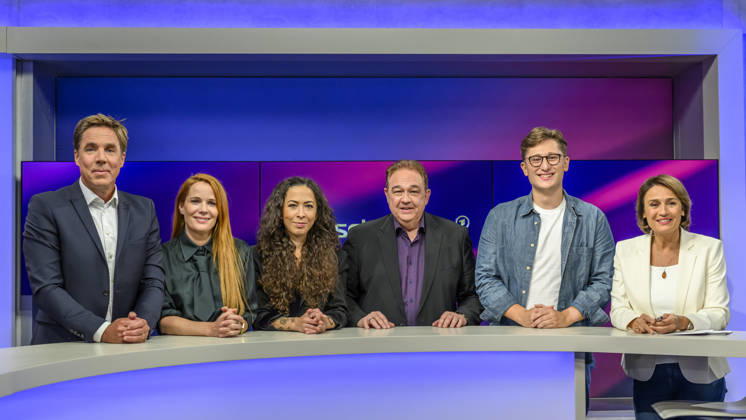 v.l. Markus Feldenkirchen (Der Spiegel), Florence Gaub (Militär- und Sicherheitsexpertin), Anna Schneider (Die Welt), Oliver Kalkofe (Comedian und Schauspieler), Philipp Türmer, SPD (Vorsitzender der Jusos), Sandra Maischberger, GER, Berlin, Studio, zu Gast bei – Maischberger, politische Talkshow, TV, Format, mit Moderatorin – Sandra Maischberger, Das Erste, aus Adlershof – Am Studio 20, 26.08.2026, Copyright: HMBxMedia UwexKoch